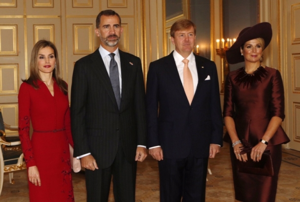 Sus Majestades los Reyes junto a Sus Majestades los Reyes de los Países Bajos, en el vestibulo del Palacio de Noordeinde